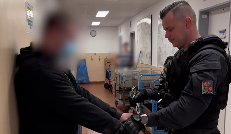 Cizinec přepadl trafiku na Smíchově, hrozí mu až deset let za mřížemi