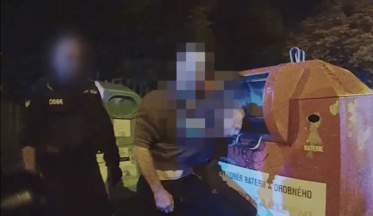 Muž se v kontejneru trápil čtyřicet minut.