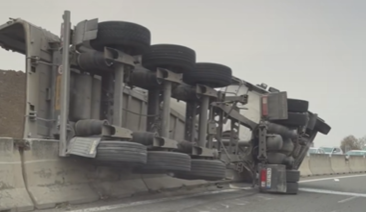 VIDEO: Tragická nehoda na obchvatu Olomouce, při havárii kamionu a tří aut zemřel jeden z řidičů. Silnice byla uzavřená