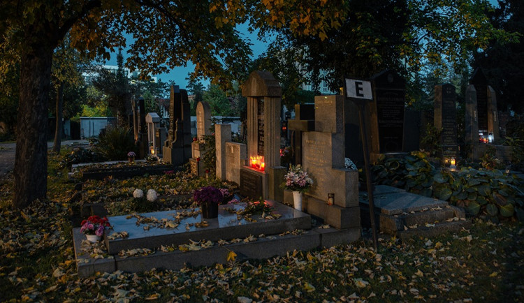 Pražské hřbitovy chystají na Dušičky speciální program