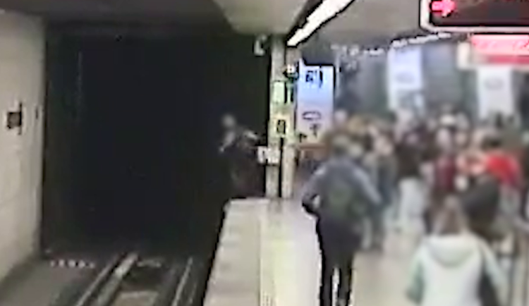 VIDEO: Muž spolykal léky a chtěl spáchat sebevraždu skokem pod metro. Život mu zachránil jiný cestující