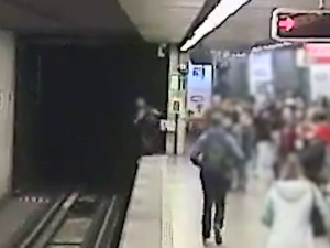 VIDEO: Muž spolykal léky a chtěl spáchat sebevraždu skokem pod metro. Život mu zachránil jiný cestující