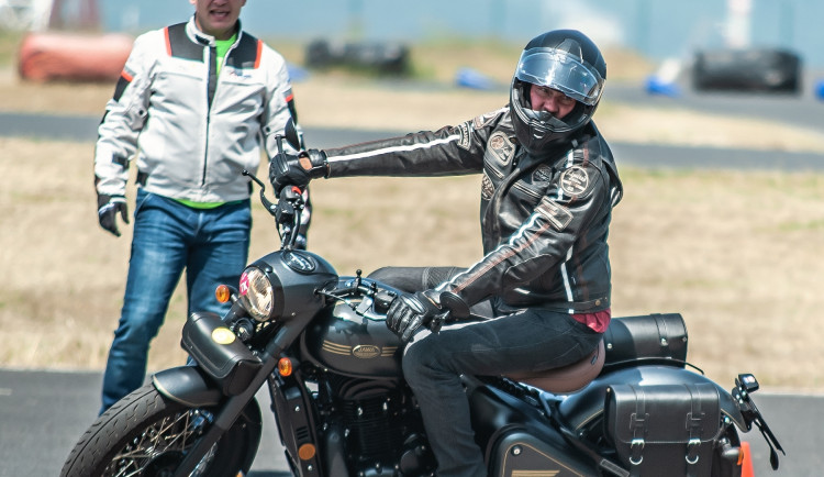 Kurzy Učme se přežít prošlo letos přes 2 600 účastníků, včetně skútrařů. Na ty autoškoly nejsou připravené