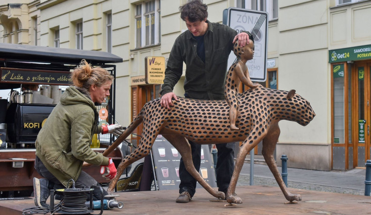 Do Brna přicestoval bronzový Mauglí. Socha na Šilingrově náměstí zůstane nejméně rok