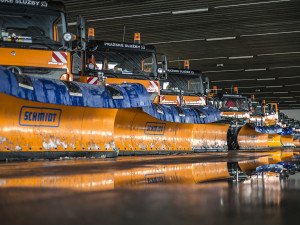 Přípravy Pražských služeb na zimní provoz vrcholí: přestavit vůz na zimní verzi trvá dvě hodiny