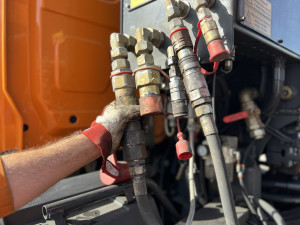 Přípravy Pražských služeb na zimní provoz vrcholí: přestavit vůz na zimní verzi trvá dvě hodiny