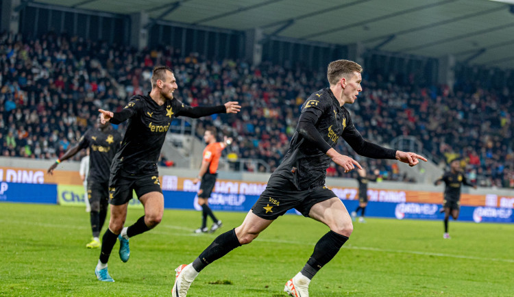 Fotbalisté Slavie remizovali v Hradci 1:1