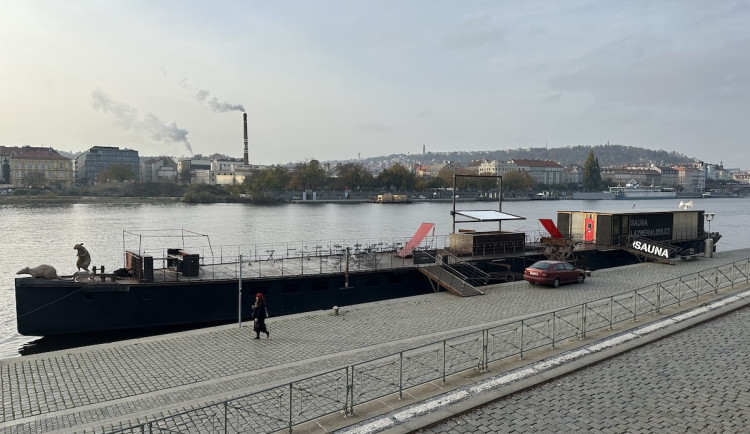 Spolek, který na náplavce provozuje plující galerii, dostal výpověď. Porušil smlouvu saunou a neohlášenými akcemi