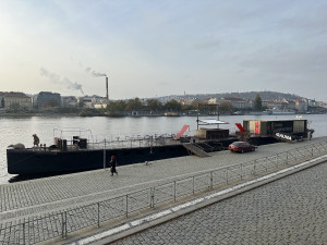 Spolek, který na náplavce provozuje plující galerii, dostal výpověď. Porušil smlouvu saunou a neohlášenými akcemi