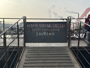 Spolek, který na náplavce provozuje plující galerii, dostal výpověď. Porušil smlouvu saunou a neohlášenými akcemi