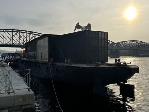 Spolek, který na náplavce provozuje plující galerii, dostal výpověď. Porušil smlouvu saunou a neohlášenými akcemi