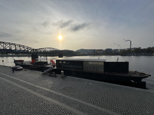 Spolek, který na náplavce provozuje plující galerii, dostal výpověď. Porušil smlouvu saunou a neohlášenými akcemi