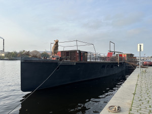 Spolek, který na náplavce provozuje plující galerii, dostal výpověď. Porušil smlouvu saunou a neohlášenými akcemi