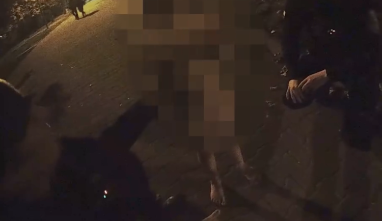 Holčička běhala po ulici nahá.