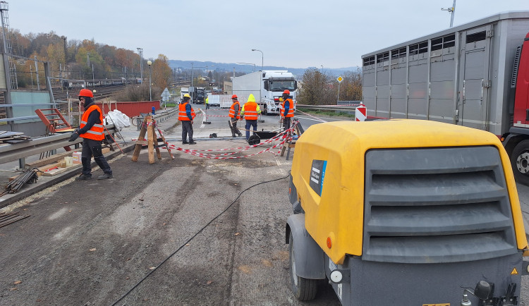 Opravy mostu v Zábřehu na hlavní trase na Jeseníky se minimálně o měsíc protáhnou