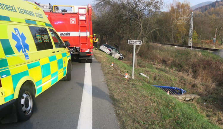 Řidička na Šumpersku sjela do travnatého svahu. Nabourala do zábradlí, sloupku a stromu