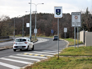 V Trojské ulici, kde motorkář na přechodu srazil dívku, přibude světelná závora a úsekové měření. Praha 8 nesouhlasí, bojí se dopravní zátěže