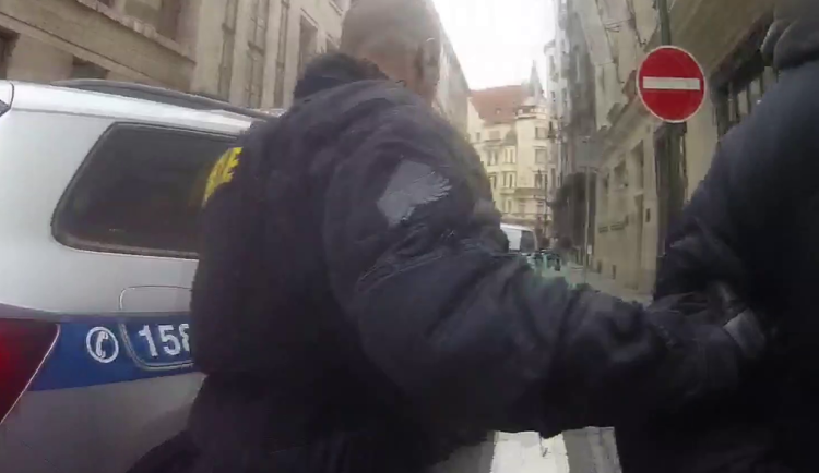 Cizinec vytáhl na ulici matce miminko z kočárku a držel ho ve vzduchu