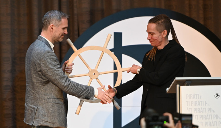 Piráti si do čela po Bartošovi zvolili Zdeňka Hřiba, bývalého pražského primátora