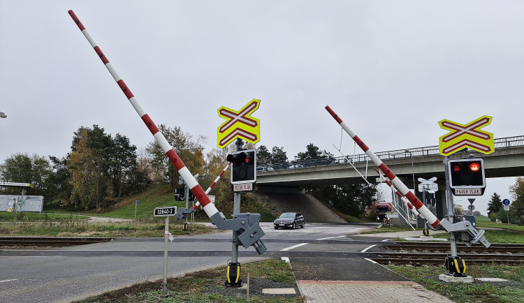 Nový cyklopřejezd mezi Jičínem a Popovicemi chrání cyklisty na frekventované trase