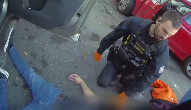 VIDEO: Muž zkolaboval po cestě do nemocnice, život mu zachránili policisté a kolemjdoucí