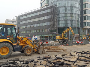 Havárie vodovodu omezila dopravu na Budějovické, autobusy jezdí odklonem