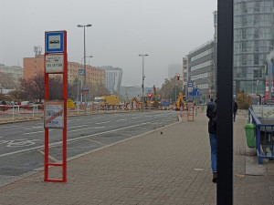 Havárie vodovodu omezila dopravu na Budějovické, autobusy jezdí odklonem