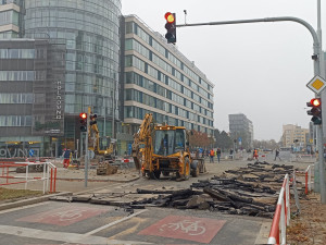 Havárie vodovodu omezila dopravu na Budějovické, autobusy jezdí odklonem
