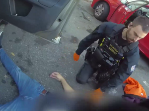 VIDEO: Muž zkolaboval po cestě do nemocnice, život mu zachránili policisté a kolemjdoucí