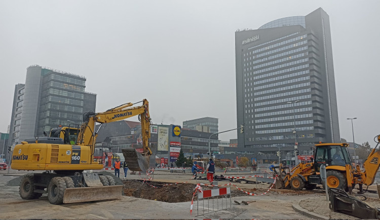 Havárie vodovodu omezila dopravu na Budějovické, autobusy jezdí odklonem