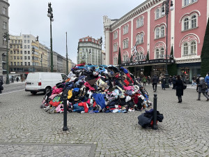 VIDEO: Hromadu oblečení nechalo vyhodit v centru Prahy hlavní město. Má upozornit na nadbytek textilního odpadu