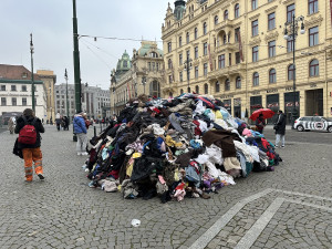 VIDEO: Hromadu oblečení nechalo vyhodit v centru Prahy hlavní město. Má upozornit na nadbytek textilního odpadu