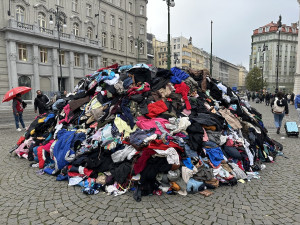 VIDEO: Hromadu oblečení nechalo vyhodit v centru Prahy hlavní město. Má upozornit na nadbytek textilního odpadu