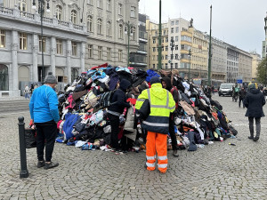 VIDEO: Hromadu oblečení nechalo vyhodit v centru Prahy hlavní město. Má upozornit na nadbytek textilního odpadu