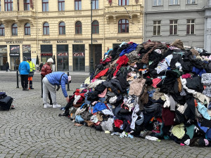 VIDEO: Hromadu oblečení nechalo vyhodit v centru Prahy hlavní město. Má upozornit na nadbytek textilního odpadu