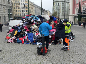 VIDEO: Hromadu oblečení nechalo vyhodit v centru Prahy hlavní město. Má upozornit na nadbytek textilního odpadu