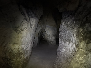 Praha 14 zpřístupnila podzemí opravené Fejkovy pískovny