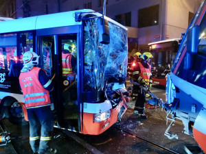 V Libni se srazila tramvaj s autobusem, jeho řidiče museli hasiči vyprostit