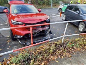 Řidič sdíleného vozu naboural u Strahova osm aut, z místa nehody utekl