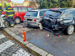 Řidič sdíleného vozu naboural u Strahova osm aut, z místa nehody utekl