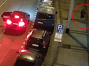 VIDEO: Žena v zeleném kabátě byla svědkyní zločinu, policie po ní pátrá