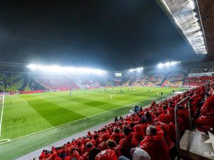 Měsíce příprav, dvacet tisíc pláštěnek, český rekord. Choreo slávistické Tribuny Sever se zapsalo do historie