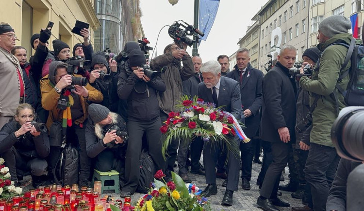 Na Národní třídu přišel položit květiny prezident Petr Pavel