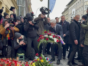 VIDEO: Na Národní třídu přišel položit květiny prezident Petr Pavel, premiér Fiala i Babiš si vyslechli ostrou kritiku davu