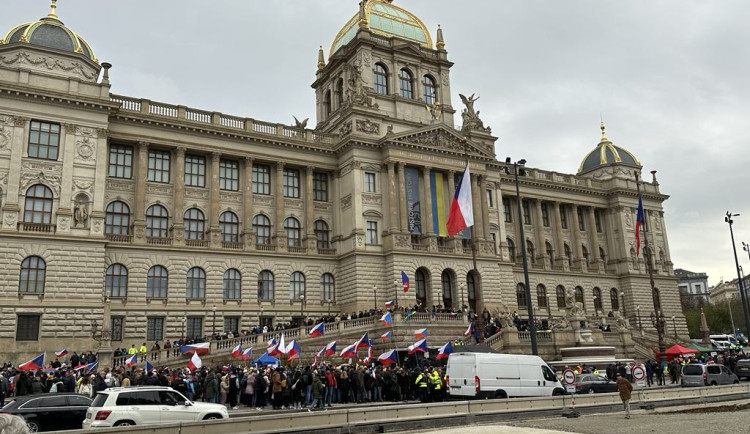 Policie zajistila pět účastníků protestu u Muzea. Pochod protivládní skupiny navíc musel být odkloněn