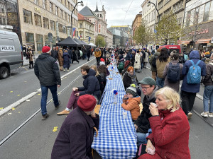 FOTOGALERIE: Tisíce lidí, fronta na svíčky a Modlitba pro Martu. Tak letos vypadaly oslavy výročí 17. listopadu na Národní třídě
