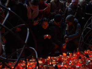 FOTOGALERIE: Tisíce lidí, fronta na svíčky a Modlitba pro Martu. Tak letos vypadaly oslavy výročí 17. listopadu na Národní třídě