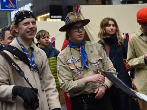 FOTOGALERIE: Tisíce lidí, fronta na svíčky a Modlitba pro Martu. Tak letos vypadaly oslavy výročí 17. listopadu na Národní třídě