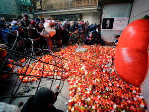 FOTOGALERIE: Tisíce lidí, fronta na svíčky a Modlitba pro Martu. Tak letos vypadaly oslavy výročí 17. listopadu na Národní třídě