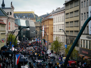 FOTOGALERIE: Tisíce lidí, fronta na svíčky a Modlitba pro Martu. Tak letos vypadaly oslavy výročí 17. listopadu na Národní třídě
